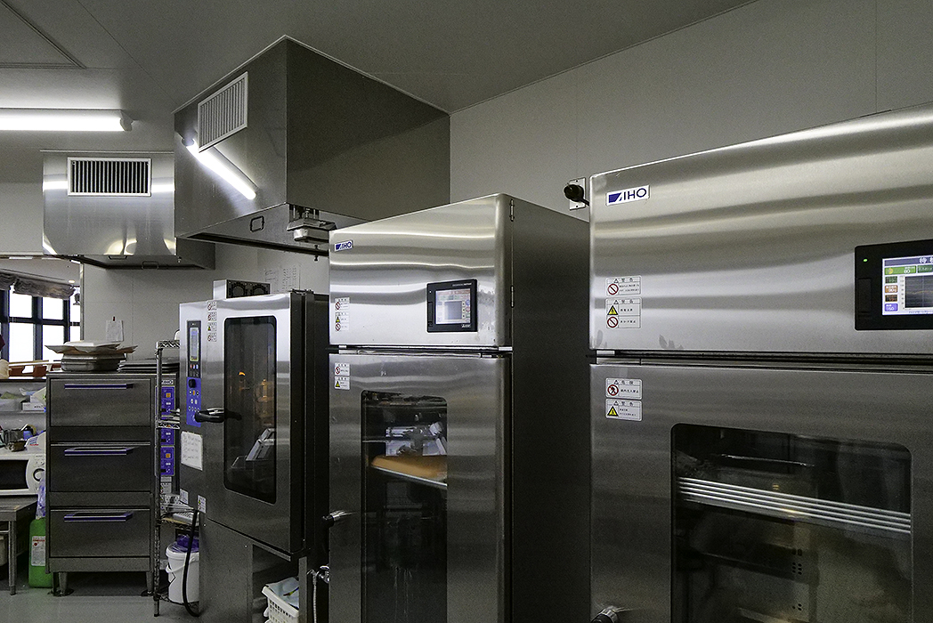 8階レストラン用厨房に設置されているリヒートクッカー®とコンビオーブン、立体炊飯機シャリプロ