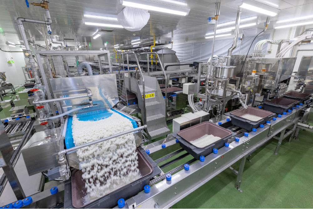 作業環境を改善する連続炊飯機“ライスフレンドエコ”全自動炊飯システム