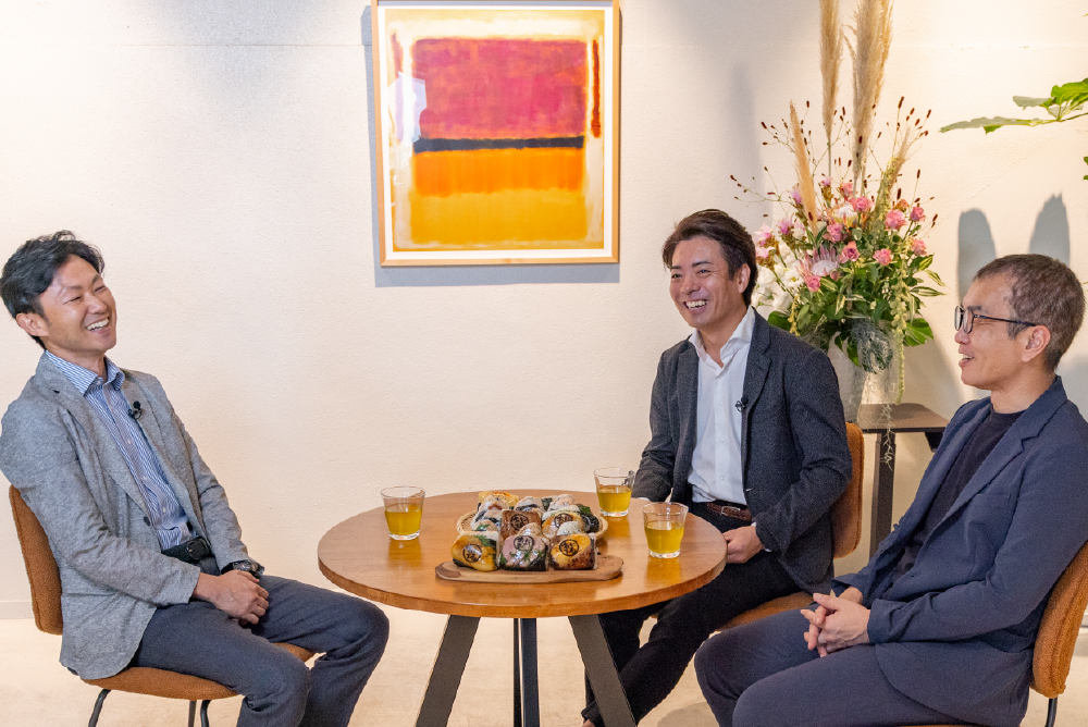 写真左から：株式会社AIHO 代表取締役社長 宮﨑眞嗣、株式会社マリノ 代表取締役社長 水野由太佳様、株式会社マリノ おにまる事業本部部長 大曽根庸介様