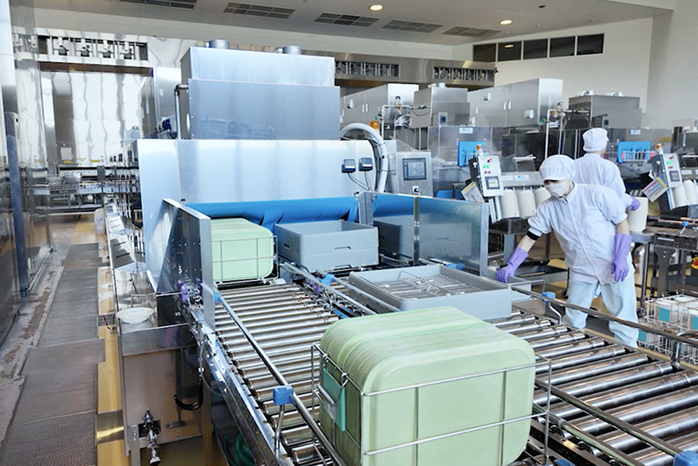 トレー・小物洗浄機（トレー・小物をカゴごと洗浄）