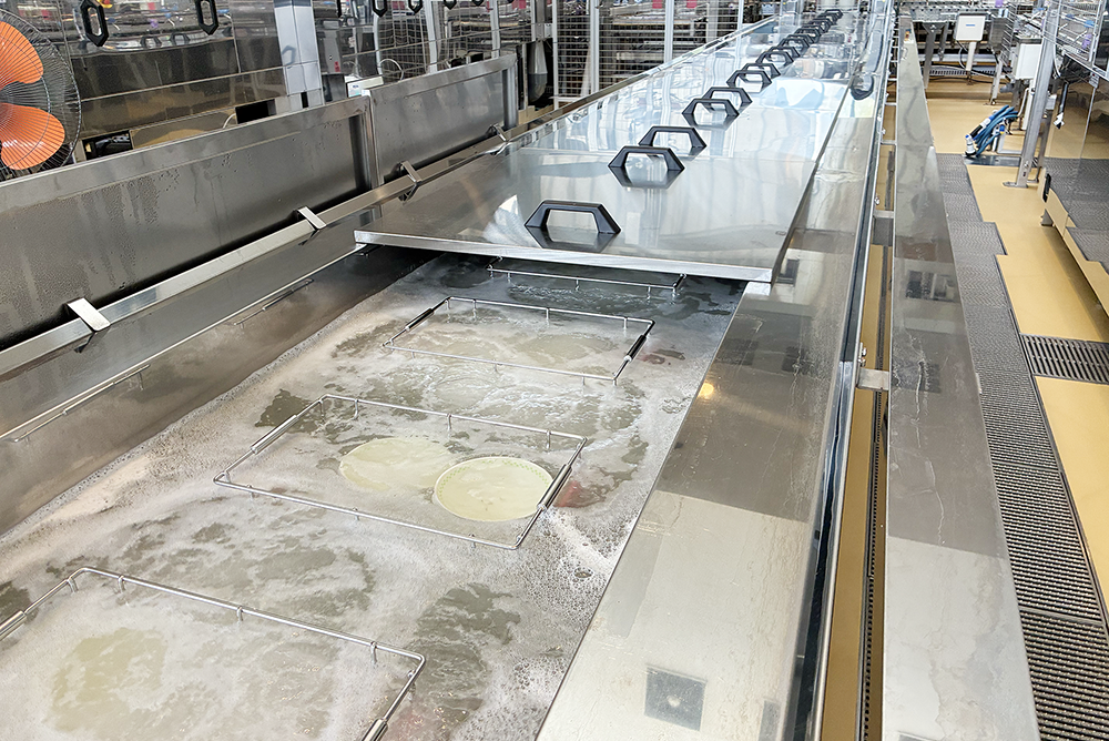 浸漬機（お湯と洗剤の槽を移動しながら浸漬）