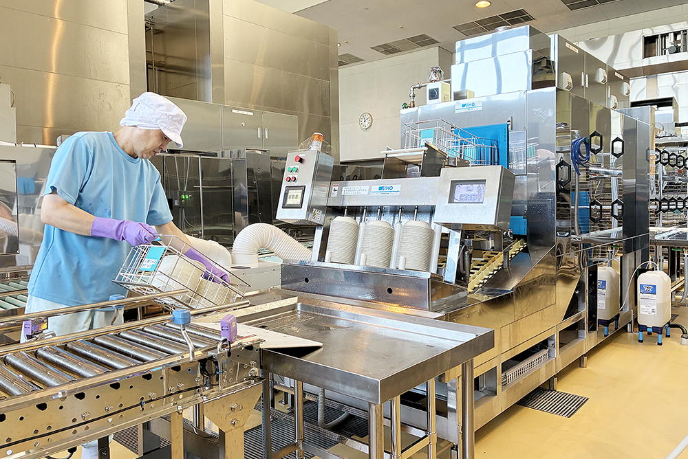 食器洗浄機（食器を重ねたまま供給装置へセット）